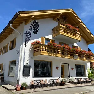 Gaestehaus U Veronika Incl Fruehstuecksbuffet Und Koenigscard Mit 200 Kostenlosen Attraktionen شقة